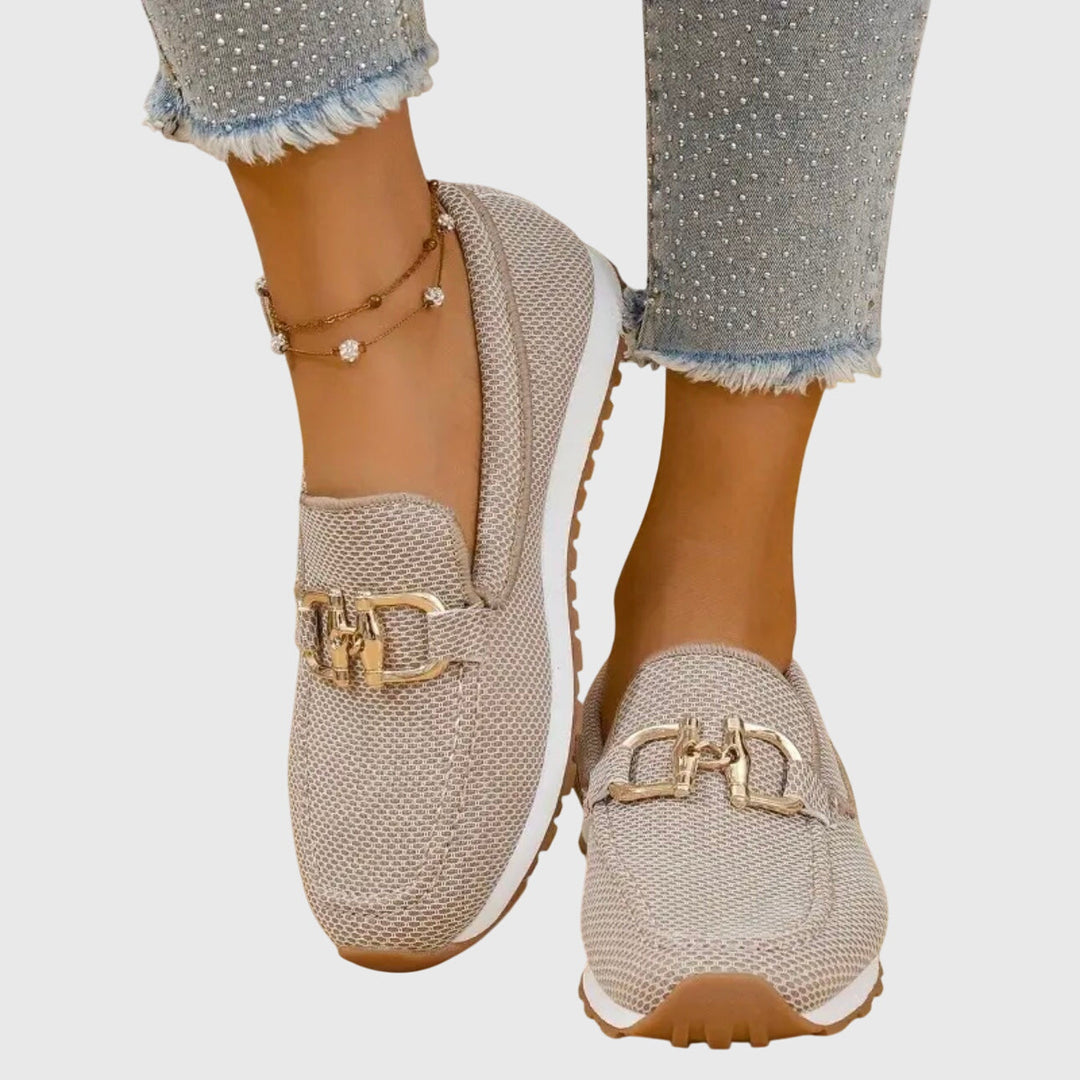 Damesloafers met metalen gesp en geperforeerd oppervlak