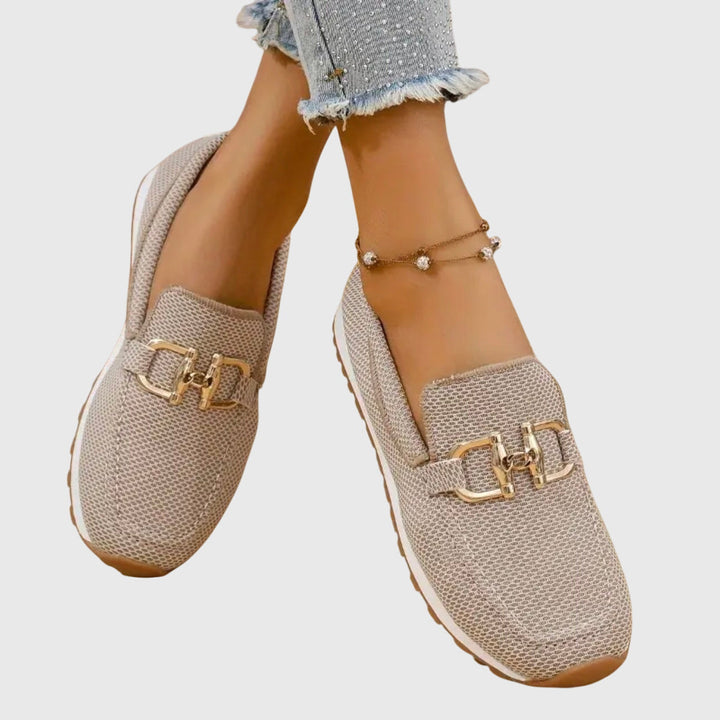 Damesloafers met metalen gesp en geperforeerd oppervlak