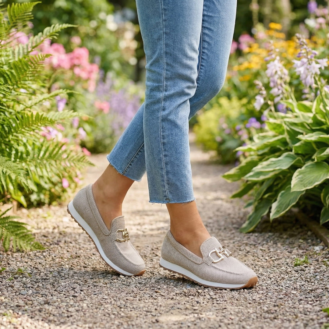 Damesloafers met metalen gesp en geperforeerd oppervlak