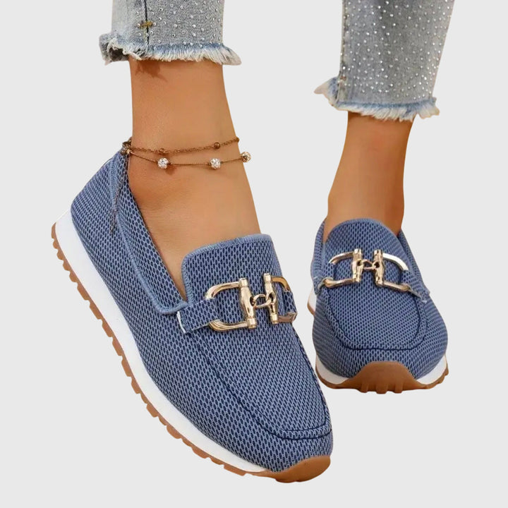 Damesloafers met metalen gesp en geperforeerd oppervlak