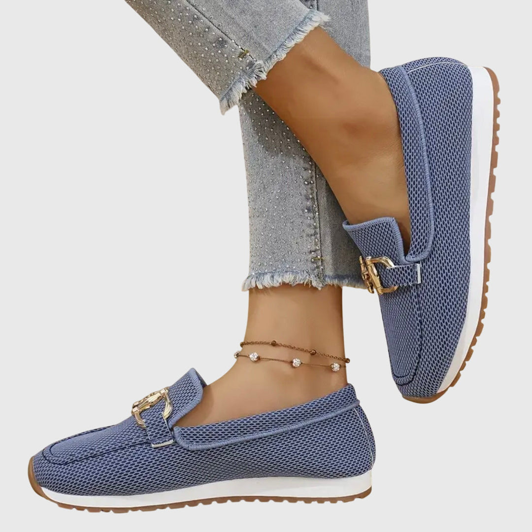 Damesloafers met metalen gesp en geperforeerd oppervlak