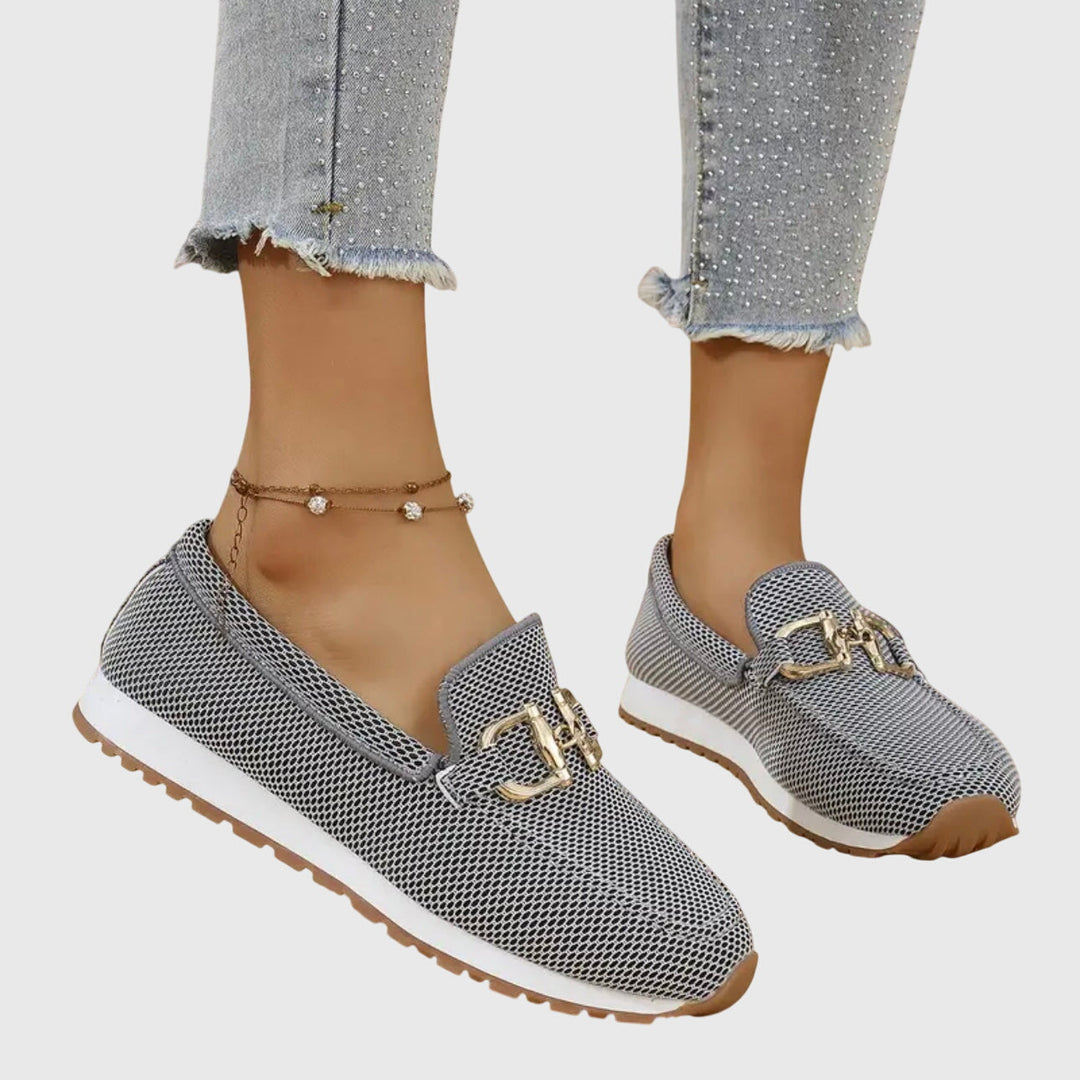 Damesloafers met metalen gesp en geperforeerd oppervlak