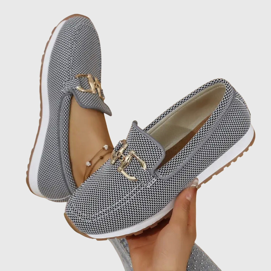 Damesloafers met metalen gesp en geperforeerd oppervlak