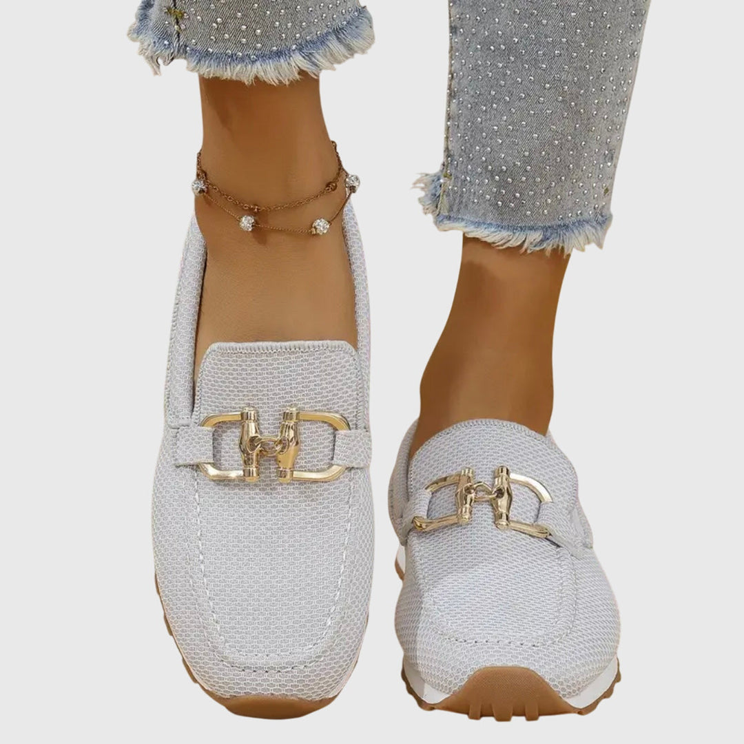 Damesloafers met metalen gesp en geperforeerd oppervlak
