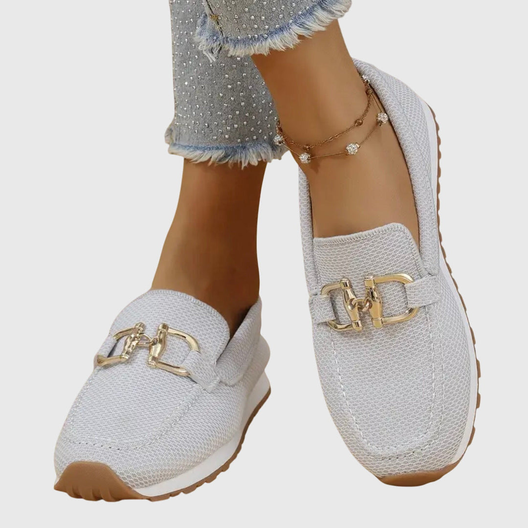 Damesloafers met metalen gesp en geperforeerd oppervlak