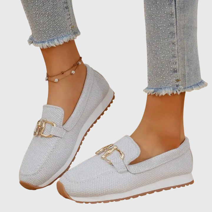 Damesloafers met metalen gesp en geperforeerd oppervlak