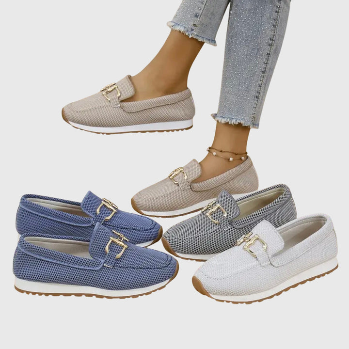 Damesloafers met metalen gesp en geperforeerd oppervlak