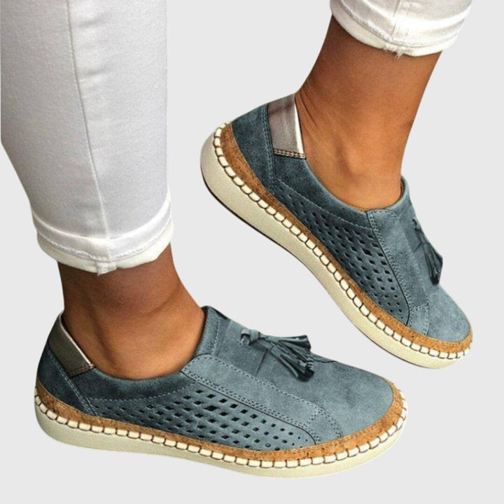 Damesloafers met kwastje op het voorblad en een perforatiepatroon aan de zijkanten