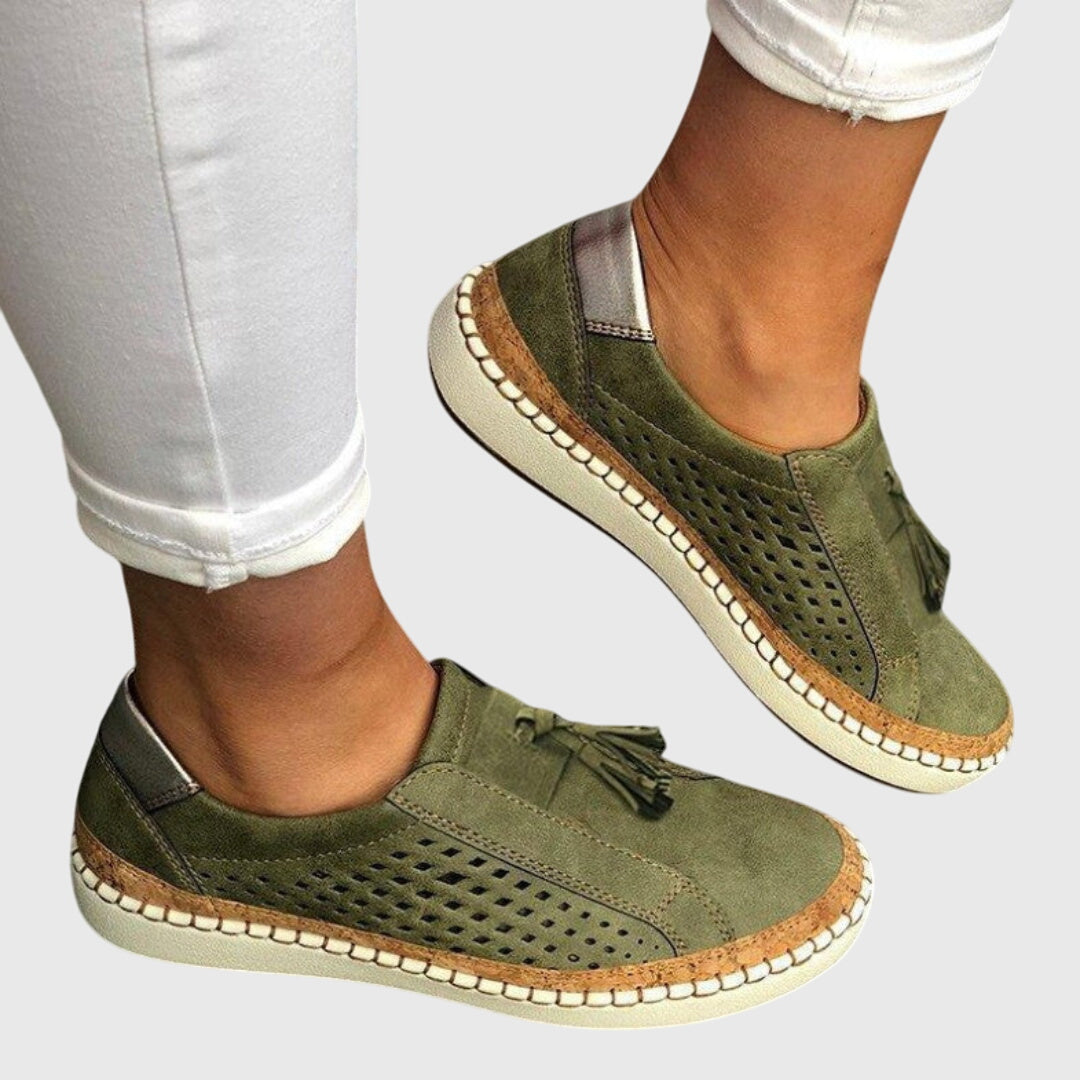 Damesloafers met kwastje op het voorblad en een perforatiepatroon aan de zijkanten