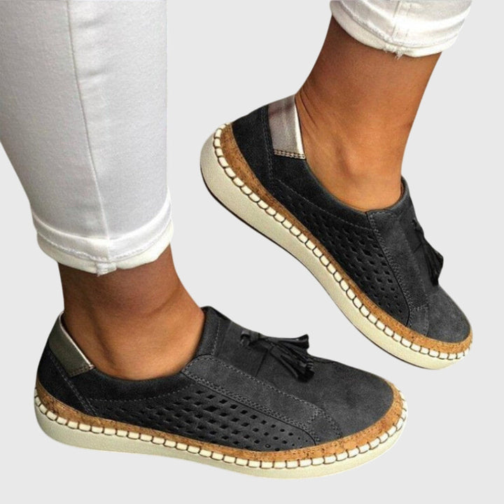 Damesloafers met kwastje op het voorblad en een perforatiepatroon aan de zijkanten