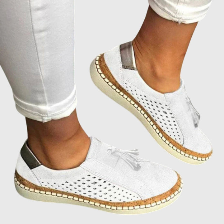 Damesloafers met kwastje op het voorblad en een perforatiepatroon aan de zijkanten